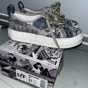 Eytys Odyssey Peshawar - Eytys Odyssey Peshawar för 900 kr. Använda en gång och är i storlek 37. Snören och dustbag kommer med. Fraktkostnaden kan bero på vart i Sverige man bor. Kontakta mig vid frågor eller fler bilder. 