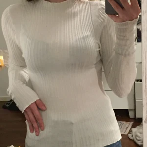 Vit tröja - Vit långärmad tröja med en liten liten liten turtleneck typ. Jätte mysig att bara ha på sig hemma men passar även att ha på sig vid finare tillfällen