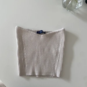 Beige bandaeu topp  - Beige stickad topp från chiquelle, kommer inte till användning 🥰 toppen är one size och passar mig som är en xs. Väldigt stretchig så passar större storlekar också!