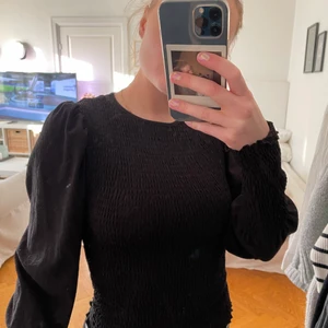 Tröja/blus - Säljer denna dina tröja/blus från NAKD. Endast använd en gång och säljer då den inte kommer till användning 💗 