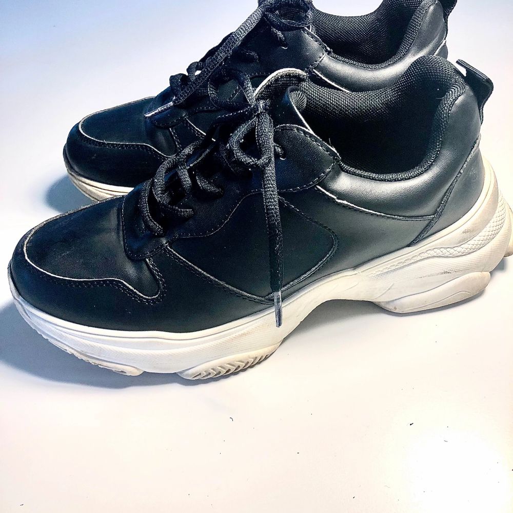 Svarta skor med vit sula | Plick Second Hand