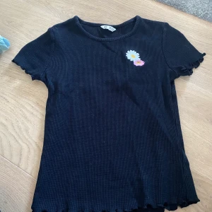 T-shirt  - Ribbad t-shirt använt max en gång, Fråga om det är någonting annat och jag står inte för frakten💕