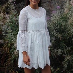 Studentklänning  - Säljer du denna underbara klänning, endast använd en gång på min konfirmation år 2019. Den är felfri och kommer med tillhörande ”underklänning”. Den hade passat perfekt som stundklänning.