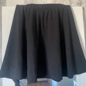 Jätteskön kjol från h&m. Stretchig i midjan så skulle säga att den passar omkring M