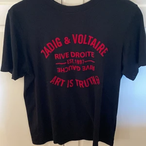 Zadig & Voltaire tshirt  - Säljer denna t shirt, är i väldigt fint skick. Ser ny ut. 