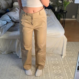 Chinos från weekday - Beiga chinos ifrån weekday. Lågmidjade på mig för att de är stora men egentligen är modellen högre i midjan. Inga fläckar , som nya.