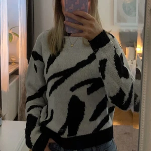 Tröja, storlek xs - Stickad tröja i zebra-mönster ifrån NA-KD. Använd ca 2 gånger men är som nyskick. Storlek xs. 