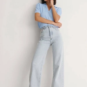 Jeans - Jeans, använda fåtal gånger. Strl 32, de är avklippta längst ner cirka 5cm & går ner till marken på mig som är 165cm🤎