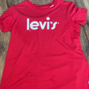 Levis T-shirt  - Röd levis T-shirt 