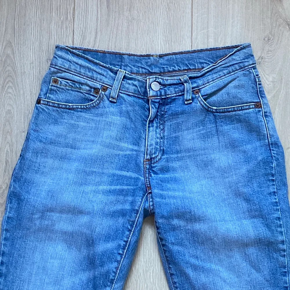 Levi’s jeans W28 L32 💙 skulle säga att det är en XS/S och de är mid rise. Jeans & Byxor.