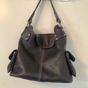 Handväska - Så fin handväska köpt secondhand. Färgen gör sig inte riktigt rättvisa på bild men skulle säga att det är en väldigt mörk brun. Fraktar eller möts upp i Stockholm.