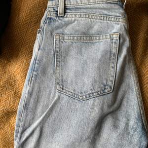 Långa raka jeans i snygg tvätt🤍  från monki, vet inte exakt vilken modell men tror det är yoko eller micki. De sitter åt över rumpa och lår och är vida, raka. 💛