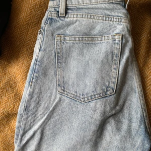 Jeans - Långa raka jeans i snygg tvätt🤍  från monki, vet inte exakt vilken modell men tror det är yoko eller micki. De sitter åt över rumpa och lår och är vida, raka. 💛