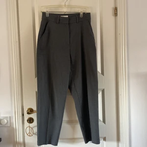 Kostymbyxa  - Grå kostym byxa från hm storlek 40 (mindre i storleken)  köparen står för frakt 