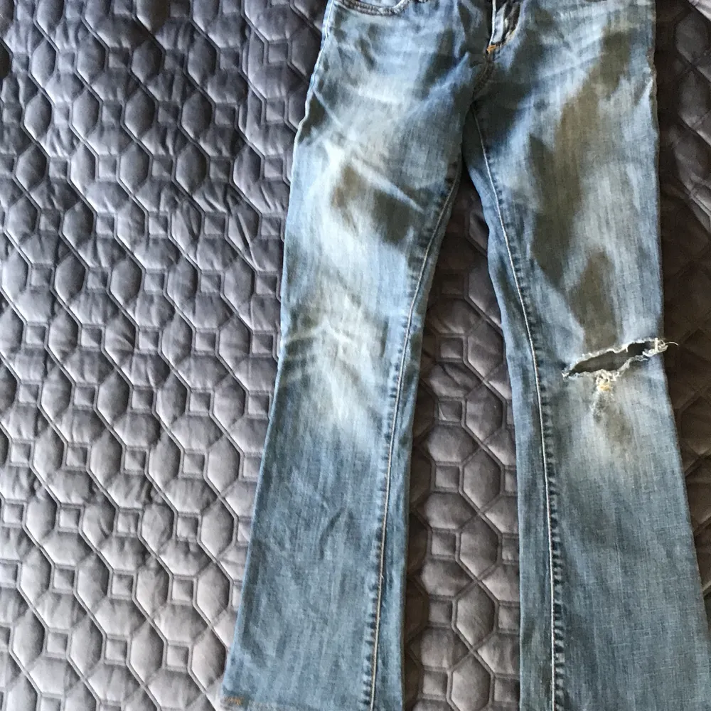 Lågmidjade jeans som ja aldrig har använt str 25 ganska små med hål på ena benet . Jeans & Byxor.