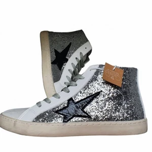 Le temps de caries skor  -  Helt slutsålda Väldigt efterfrågade le temps des cerises sneakers. Nässt intill oandvända! Jätte fina nu till våren storlek 37/38 inte säker kommer hem Kengis så ska kolla då ! 