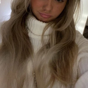 Stickad klänning  - En sjukt snygg stickad tröja från Gina, jag använder den som klänning och den är därför i storlek XXL. Den har dock bra passform och i bra skick💕💕 Brukar bära storlek S och denna passar mig sjukt fint. Kostade från början cirka 350 kr men säljer för 199 då jag bara använt den 1 gång.❣️