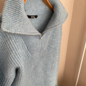 Stickad tröja med krage - En sjukt fin och trendig tröja från bikbok i storlek S. Bara använd några få gånger❤️ Jag köpte denna för 399 men jag säljer nu för 249 då den är slutsåld och inte helt säker på om jag vill sälja! Dock får man den om man bjuder på 299 kr💟 