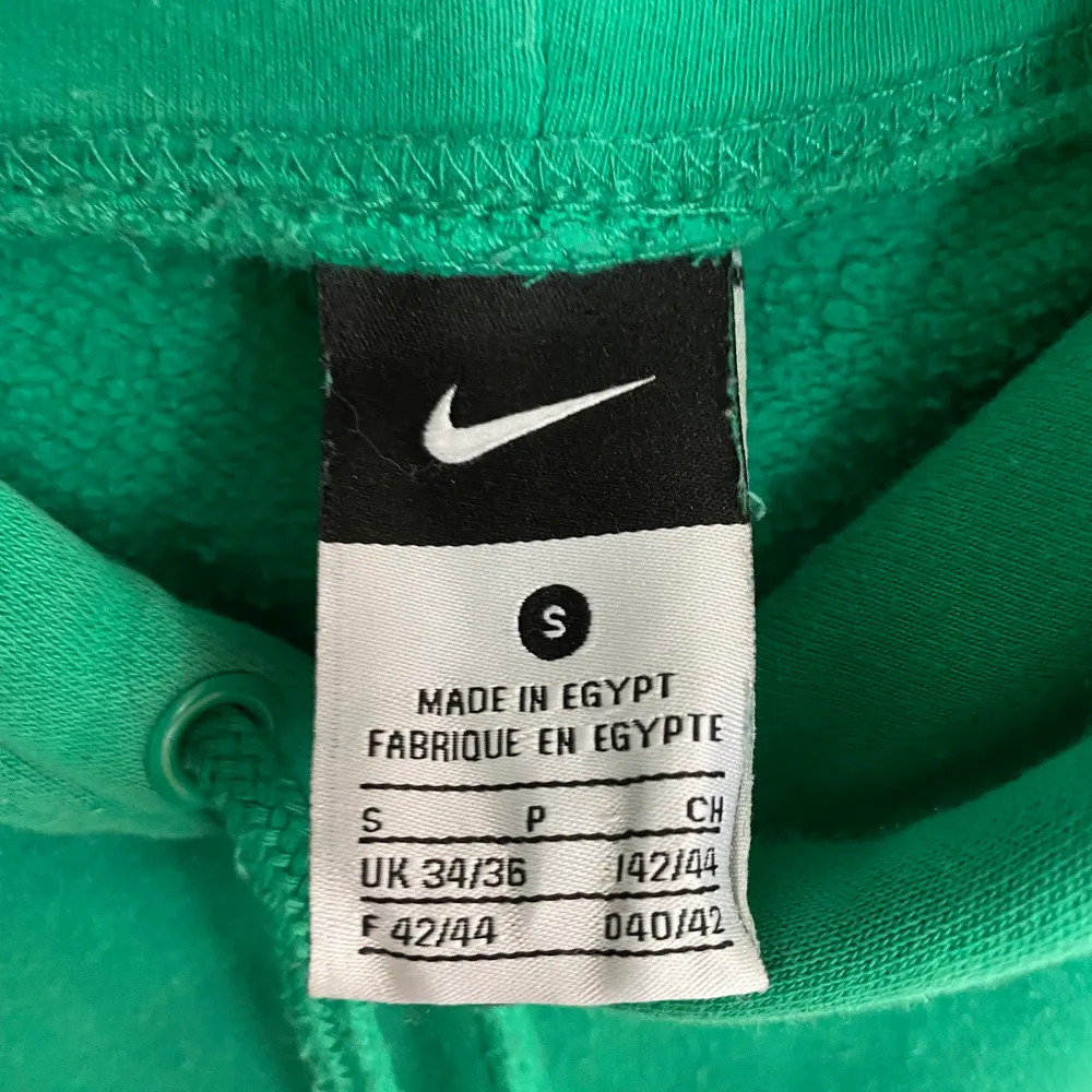 Grön Nike hoodie i bra skick, använd fåtal gånger. Hoodies.