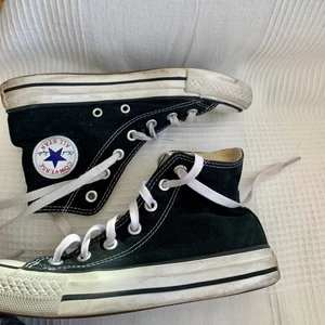 Converse  - Svart converse superbekväm. Storlek 36,5 men jag är 37 och de passar också perfekt.🤎