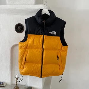 North face väst  - Vintage north face puffer väst, använt men bra skick!             