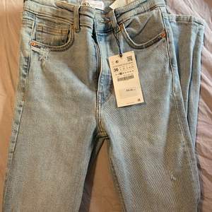 Zara jeans i högmidja, storlek 36. Helt nya aldrig använda. 