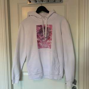 Vit hoodie med ”Flower Girl” tryck från The Cool Elephant. Storlek S och använd ett par gånger. 