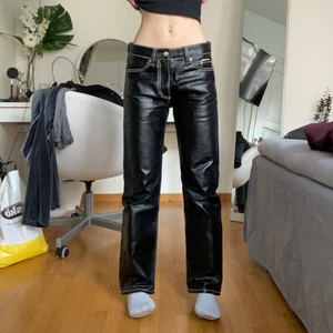 Eytys cypress jeans storlek 26/30 - Splitternya eytys cypress jeans i storlek 26/30! Helt oanvända och säljer pga för stora. Finns små tillverknings effekter, vilket gjorde att de ej kunde säljas i butik! Även därför jag säljer billigare. Skriv för fler bilder❣️❣️ köparen står för frakt. Nypris: 1900kr