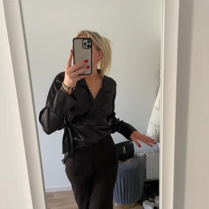 Blus - Så snygg satinblus som man knyter i sidan. Från Zara. I storlek L men sitter så snyggt på mig som har xs/s