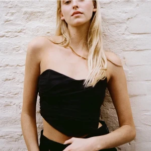 SÖKER - söker denna fina korsetten från zara i storlek XS. Säljer någon för bra pris?