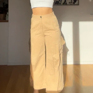 Beiga cargobyxor - Välälskade cargobyxor söker nytt hem 😩❤️‍🔥 Se även mina andra plagg för att få paket pris! ❤️‍🔥