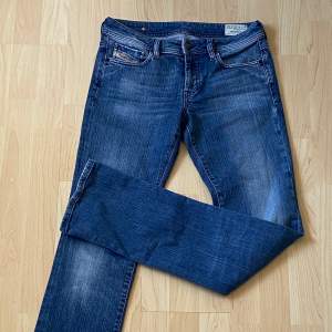såå snygga lågmidjade jeans från Diesel, tyvärr är de snäppet för små för mig :(  jag är 176 och de går ner till marken. Storlek W29/L34 ❣️ 