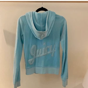 Juicy Couture hoodie - Ljusblå Juicy Couture hoodie i frotté material. Den är i bra skick och knappt använd. Säljer då jag tyvärr inte får användning för den. Superfin ljusblå färg som passar perfekt till våren och sommaren!!🦄🌸☀️💛