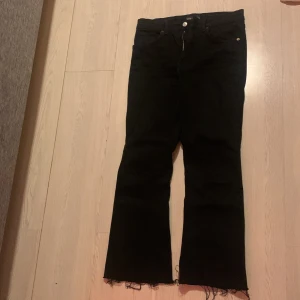 Zara jeans - Nytt skick! Oanvända lite korta i modellen och har använd dem 2 gånger köparen står eventuellt för frakt