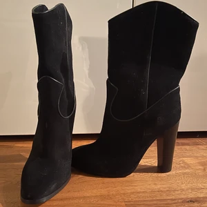 Nya Boots från Whyred  - Säljer dessa då de inte kommer till användning. I mocka från Whyred. 💜