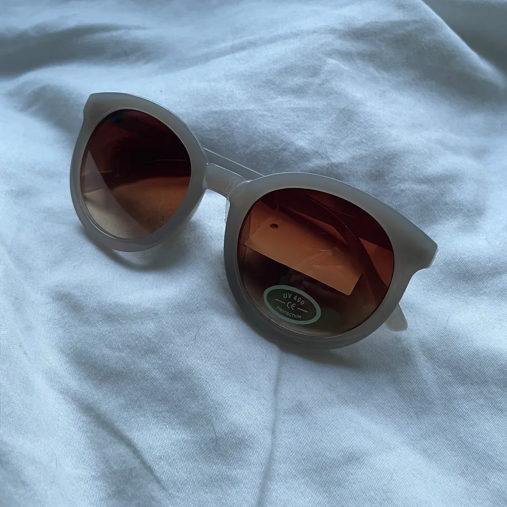 Solglasögon som aldrig är använda. Säljes för 25kr + frakt (15-30kr)🎀. Accessoarer.