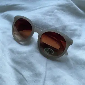 Solglasögon som aldrig är använda. Säljes för 25kr + frakt (15-30kr)🎀