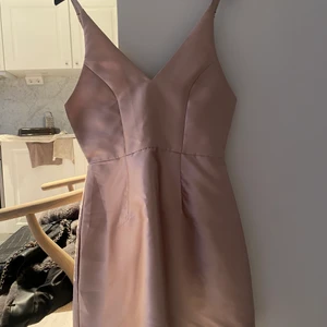 Festlig klänning  - Supersöt klänning från Australien aldrig använd. Storlek 8 guld/beige färg 