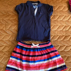 Flickset Top och kjol  - Top i marin samt flerfärgad kjol. Bra skick och inga fläckar. 