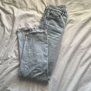 Mom jeans - Säljer mina blåa mom jeans från H&M i storlek 34. De har en slitning på ena knät samt lite mindre högre upp. Säljer då de inte passar mig längre. Kontakta för om du har funderingar!!