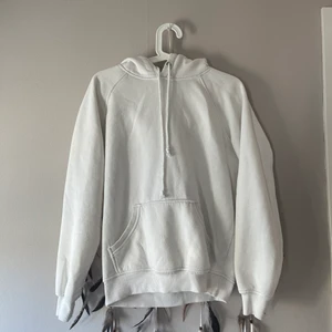 Vit hoodie  - Fräsch vit hoodie i storlek XS från Bikbok - passar därimot mig som vanligtvis bär S-M. Är använd men i godtagbart skick. Kan mötas upp i Söderköping eller Norrköping eller frakta mot betalning 🦢🦢🦢