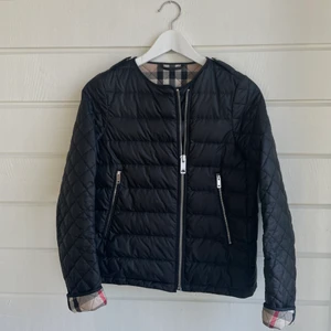 Burberry jacka  - Säljer nu min fina Burberry jacka då den tyvärr har blivit för liten. Den är i storlek 164 och är en unik modell som inte går att köpa längre. Jackan är i jättefint skick då den knappt är använd. Nypris var 3200 och kvitto finns som visar att den är äkta 💓