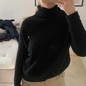 Stickad tröja med polo - Tröja köpt på vero Moda men ett annat märke, är lite nopprig, storlek xs