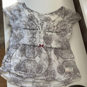 Blus  - Super gullig blus från Odd Molly. Tunt material, figursydd  lagom tight och slutar precis vid höften. Stl Xs