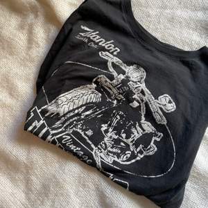 En t -shirt från Gina vintage inspirerad💕 Jag säljer då den inte kommer till användning. Köparen står själv för frakt. I nyskick. Kostnad för frakt är ett ungefärligt pris, mest troligen billigare än 60kr😊