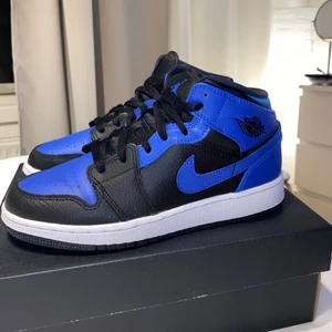 Nike jordan - Super snygga Nike jordan från bd sports, dom säljs ej på den sidan längre, dom är i fint skick och inte använda många gånger, de är ett litet litet streck framme där tårna viker sig men inget man tänker på och man kan även lägga i ilägg, låda finns med! Om det blir flera bud blir det budgivning ❤️