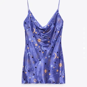 Klänning - Satin klänning med tryck. Storlek m. Skicka gärna ett meddelande vid frågor! Pris kan diskuteras vid snabbt köp!