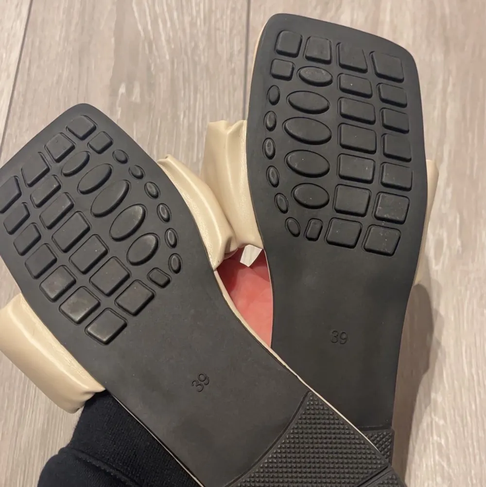 Helt oanvända sandaler som tyvärr är försmå för mig, dom är små i storleken så jag skulle säga att dom passar någon som har storlek 38. Skriv gärna vid funderingar. (Pris kan diskuteras)💞. Skor.