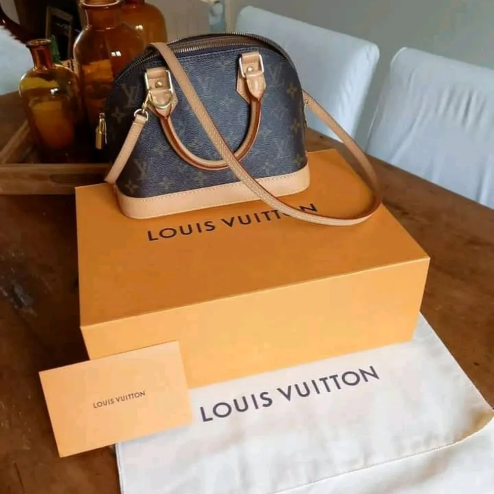Jeg selger de lite brukte Louis Vuitton-veskene til 5.380 Kr. Väskor.