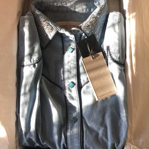 Golden goose skjorta  - Jag har aldrig använt dena plagg då det inte har kommit nått tillfälle därför vill jag sälja den till nån som kan ha nån nytta och Andvända den ☺️ ordinarie pris = 5,400kr